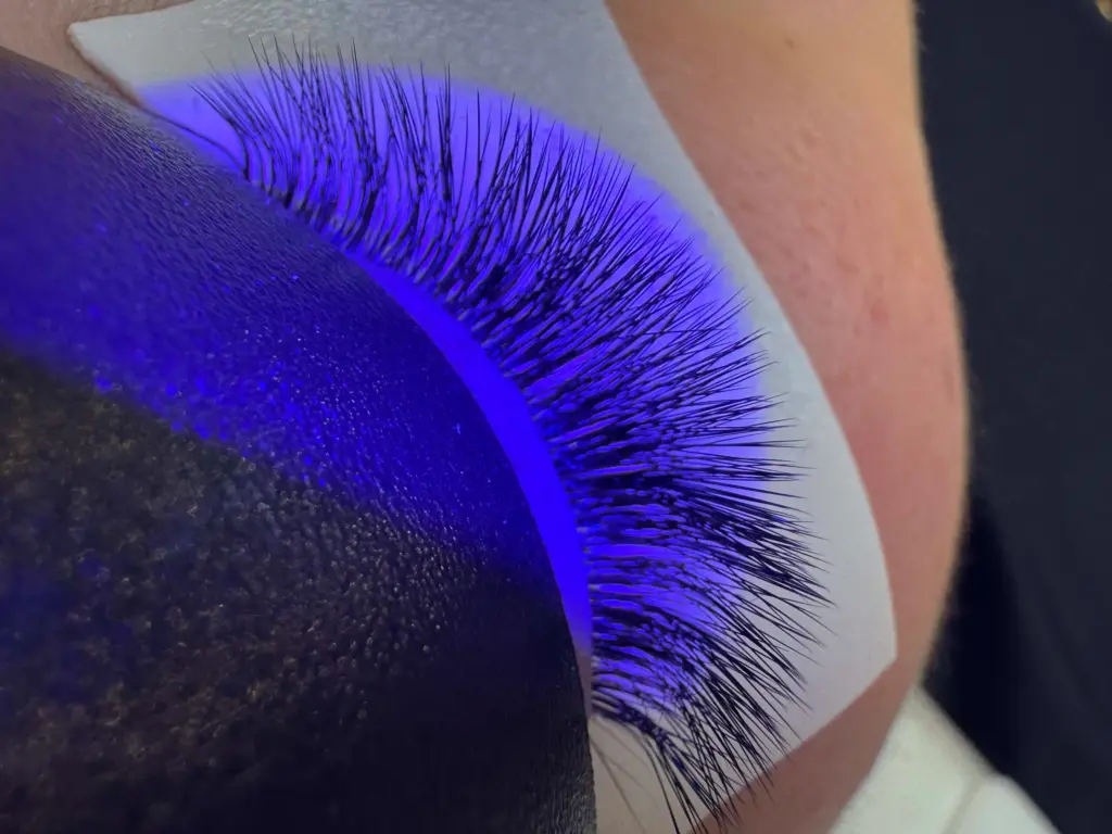 UV/LED technológia a szempillaépítésben – innováció a tartós és gyors szettekért