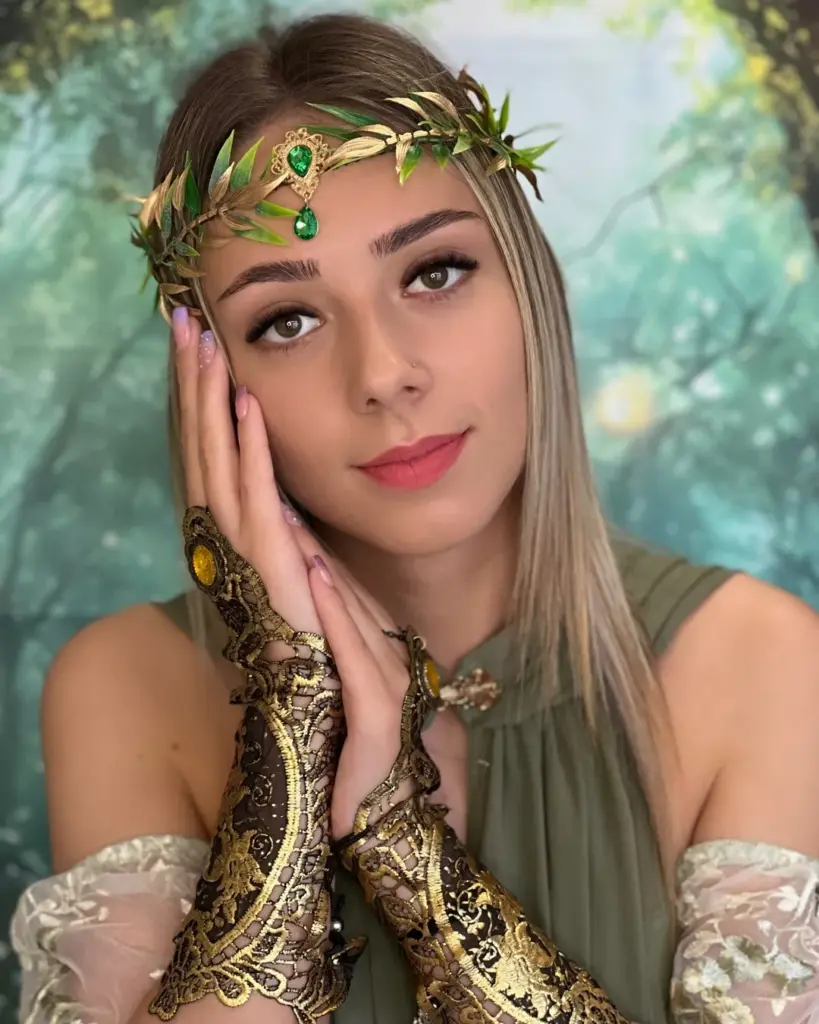 Kocsis-Németh Alexandra Beauty’s Secret feliratú termékeket tart egy szürke hátterű portrén