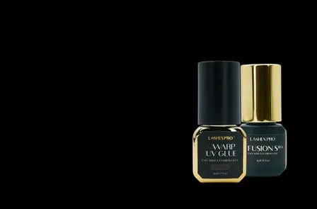 Két LashPro flakon fekete háttér előtt: WRAP UV GLUE és FUSION S szempillatermék.